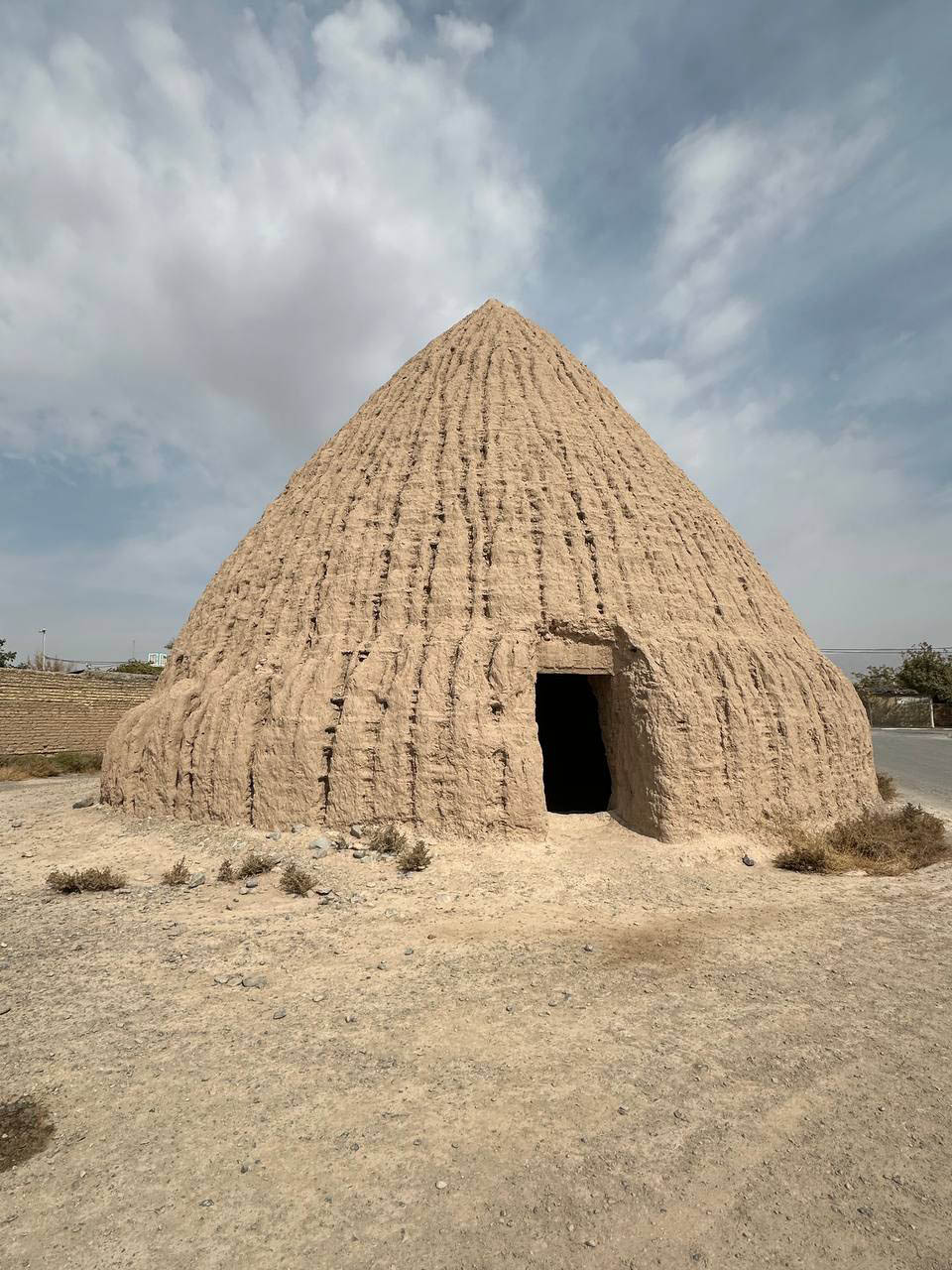 بازدید دانشجویان گروه معماری از بنای تاریخی رادکان