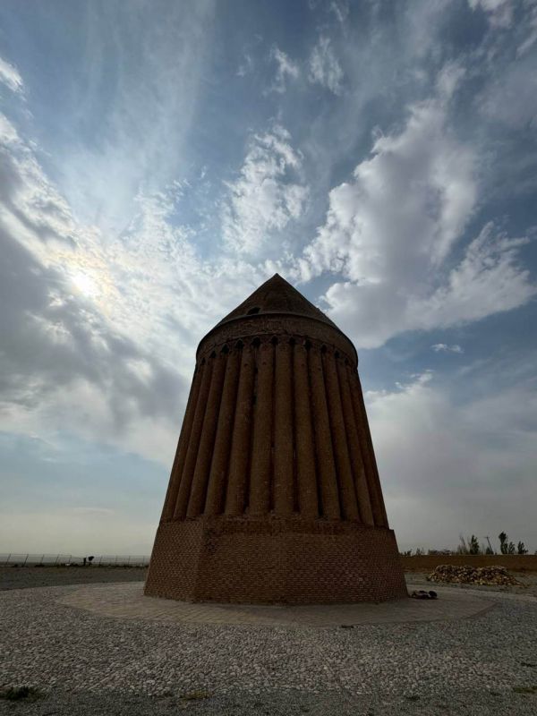 بازدید دانشجویان گروه معماری از بنای تاریخی رادکان